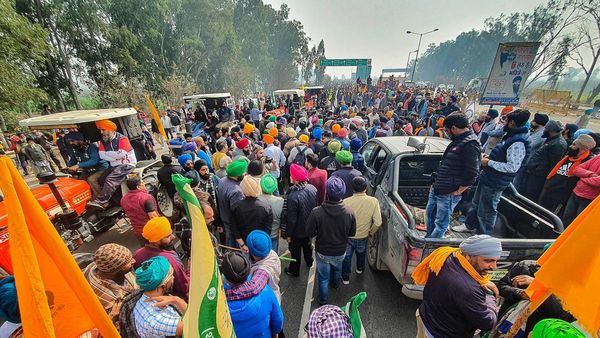 Delhi Chalo protest: ಅನ್ನದಾತರ ಮೇಲೆ ಅಶ್ರುವಾಯು ಸಿಡಿಸಿದ ಪೊಲೀಸರು: ದೆಹಲಿ-ಹರಿಯಾಣ ಶಂಭು ಗಡಿಯಲ್ಲಿ ರೈತರ ಪ್ರತಿಭಟನೆಗೆ ತಡೆ