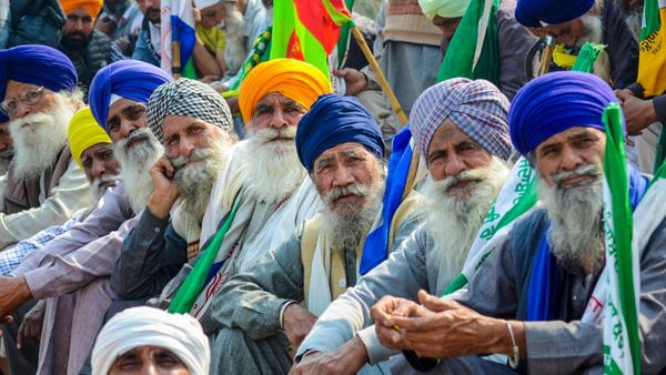 Farmers' protest: ಪ್ರತಿಭಟನಾ ಸ್ಥಳದಿಂದ ಜೆಸಿಬಿ ತೆಗೆಯಿರಿ ಇಲ್ಲದಿದ್ದರೇ ಕಠಿಣ ಕ್ರಮ ಎಂದು ರೈತರಿಗೆ ಪೊಲೀಸರ ಎಚ್ಚರಿಕೆ