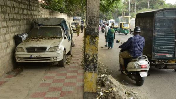 ಬೆಂಗಳೂರಲ್ಲಿ ಫುಟ್‌ಪಾತ್ ಮೇಲೆ ವಾಹನ ನಿಲ್ಲಿಸುವವರ ಗಮನಕ್ಕೆ