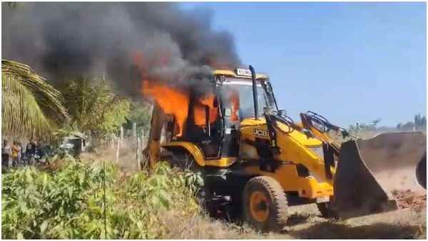 Bengaluru: ಒತ್ತುವರಿ ತೆರವು ಕಾರ್ಯಾಚರಣೆ ತೆರವು ವೇಳೆ ಜೆಸಿಬಿಗೆ ಬೆಂಕಿ ಹಚ್ಚಿದ ಒತ್ತುವರಿದಾರರು; ಇಬ್ಬರ ಬಂಧನ