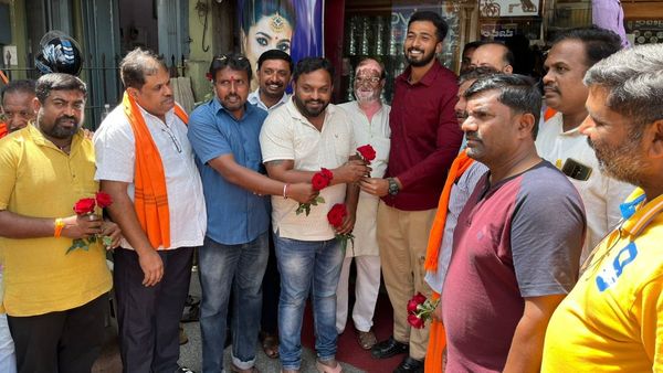 ಕೆರಗೋಡು ಧ್ವಜ ವಿವಾದ: ಮಂಡ್ಯ ಬಂದ್‌ಗೆ ಸಹಕರಿಸುವಂತೆ ಗುಲಾಬಿ ಹೂ ನೀಡಿ ಮನವಿ