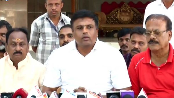 ಮಂಡ್ಯ: ಫ್ಲೆಕ್ಸ್‌ ಮೇಲೆ ಎಸೆದ ಕಲ್ಲುಗಳಿಂದಲೇ ಕನಕದಾಸರ ಪ್ರತಿಮೆ ನಿರ್ಮಾಣ; ಶಾಸಕ ರವಿಕುಮಾರ್