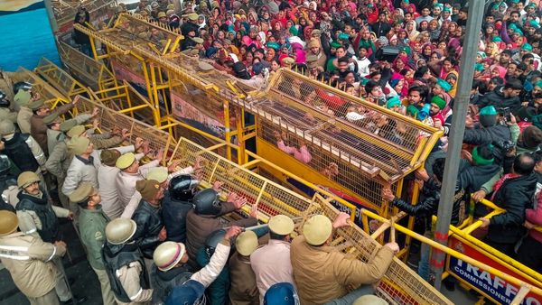 ಮತ್ತೆ ರೈತ ಹೋರಾಟ ಆರಂಭ: ಪಂಜಾಬ್, ಹರಿಯಾಣ ಗಡಿ ಬಂದ್, ಇಂಟರ್ನೆಟ್ ಮೇಲೂ ಸರ್ಕಾರದ ಕಣ್ಣು!