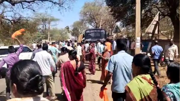 ರಂಭಾಪುರಿ ಶ್ರೀಗಳ ವಿರುದ್ಧ ಮಠದ ಭಕ್ತರಿಂದ ಪ್ರತಿಭಟನೆ: ಕಾರಿಗೆ ಚಪ್ಪಲಿ ತೂರಾಟ