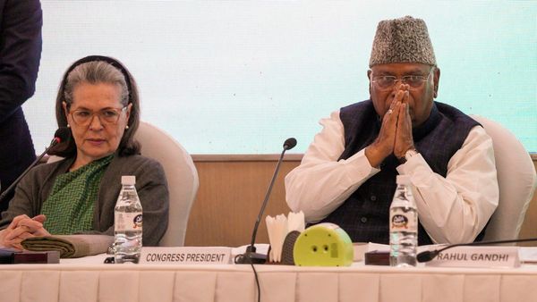 ಲೋಕಸಭಾ ಚುನಾವಣೆ ಸೀಟು ಹಂಚಿಕೆ ಬಗ್ಗೆ ಕಾಂಗ್ರೆಸ್ ನಾಯಕರ ಚರ್ಚೆ; ರಾಜ್ಯಸಭೆಗೆ ಸೋನಿಯಾ ಗಾಂಧಿ?