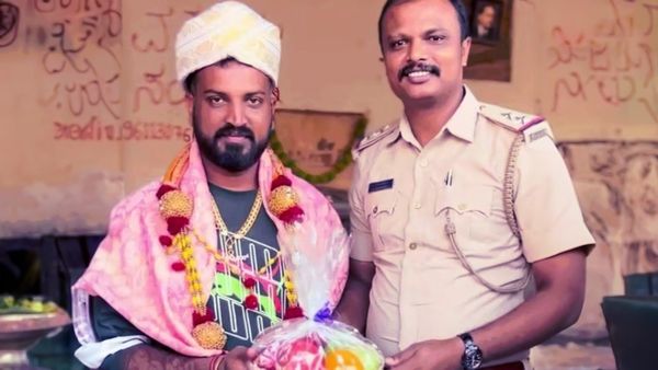 ವರ್ತೂರ್​ ಸಂತೋಷ್​ಗೆ ಸನ್ಮಾನಿಸಿದ್ದ ಎಸ್​ಐ ರಾತ್ರೋರಾತ್ರಿ ಎತ್ತಂಗಡಿ : ಕಾರಣವೇನು?