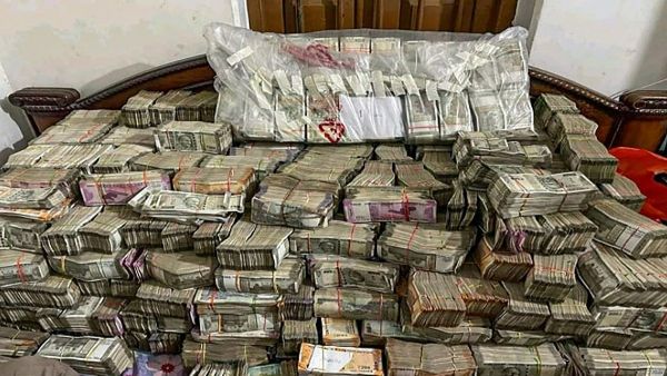 ಹಿರಿಯೂರು: ಜೆ.ಜೆ.ಹಳ್ಳಿ ಬಳಿ ದಾಖಲೆ ಇಲ್ಲದ ₹1.44 ಕೋಟಿ ಹಣ ವಶ