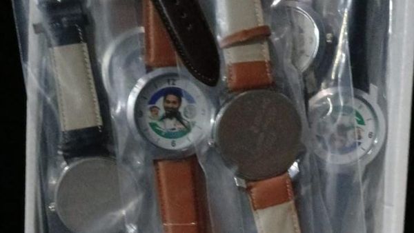 Jagan Mohan Reddy: ಚಿಕ್ಕಬಳ್ಳಾಪುರದಲ್ಲಿ ಆಂಧ್ರ ಸಿಎಂ ಜಗನ್ ಭಾವಚಿತ್ರವುಳ್ಳ ವಾಚ್​ ಸಾಗಾಟ.. 1 ಲಕ್ಷ ಮೌಲ್ಯದ ಕೈಗಡಿಯಾರ ​ಸೀಜ್