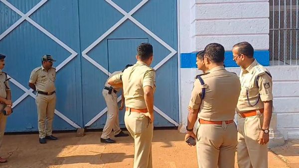 ಬೆಳಗಾವಿ: ಹಿಂಡಲಗಾ ಜೈಲಿನ ಮೇಲೆ ಪೊಲೀಸರ ದಿಢೀರ್‌ ದಾಳಿ-ಕಾರಣ ಏನು ಗೊತ್ತಾ?