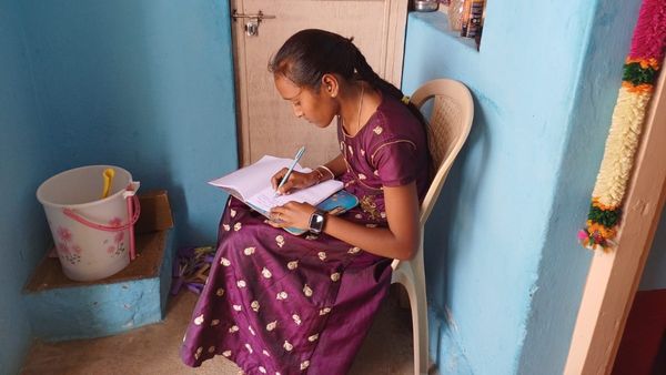 ಚಾಮರಾಜನಗರ: ನೆಚ್ಚಿನ ಶಿಕ್ಷಕಿ ಕುರಿತು 16 ಕೃತಿಗಳನ್ನು ಬರೆದು ಇಂಡಿಯಾ ಬುಕ್ ಆಫ್ ರೆಕಾರ್ಡ್ ಸೇರಿದ ವಿದ್ಯಾರ್ಥಿನಿ