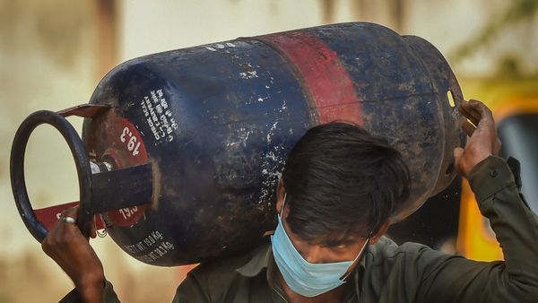 ತಕ್ಷಣದಿಂದಲೇ ಜಾರಿ; ಎಲ್‌ಪಿಜಿ ಸಿಲಿಂಡರ್‌ ದರ 25 ರೂ. ಏರಿಕೆ