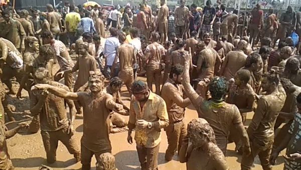 Holi in Mud: ಈ ಗ್ರಾಮದಲ್ಲಿ ವರ್ಷಗಳಿಂದಲೂ ಕೆಸರಿನಲ್ಲೇ ಹೋಳಿ ಆಚರಣೆ