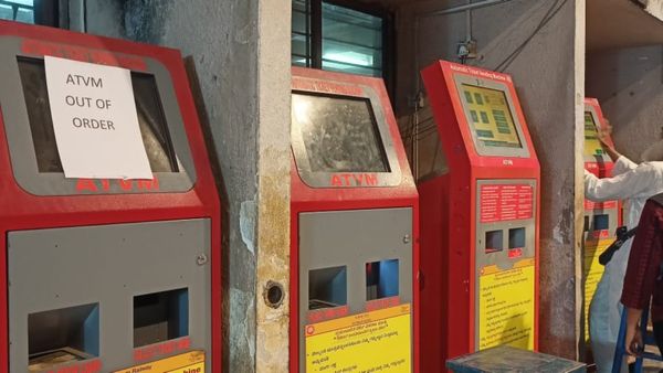 KSR Railway Station: 'ಸ್ವಯಂಚಾಲಿತ ಟಿಕೆಟ್ ವಿತರಣಾ ಯಂತ್ರ'ದಿಂದ ಟಿಕೆಟ್ ಪಡೆಯಲು ರೈಲ್ವೆ ಪ್ರಯಾಣಿಕರು ಪರದಾಟ