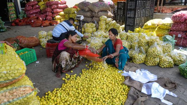Lemon Prices: ಬಿಸಿಲಿನ ಬೇಗೆಯಲ್ಲಿ ನಿಂಬೆ ಶರಬತ್ತು ಕೂಡ ಕುಡಿಯೋ ಹಂಗಿಲ್ಲ.. ಹಾಗಿದೆ ನಿಂಬೆಹಣ್ಣಿನ ಬೆಲೆ!