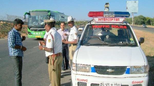 Bengaluru Traffic: ದಂಡ ವಿಧಿಸಿದ ಟ್ರಾಫಿಕ್‌ ಪೊಲೀಸ್‌ಗೆ ವಿಸಿಟಿಂಗ್ ಕಾರ್ಡ್ ಕೊಟ್ಟ ವ್ಯಕ್ತಿ; ಬಳಿಕ ಆಗಿದ್ದೇನು?