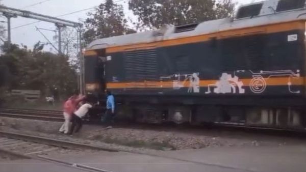 ಹಠಾತ್ ನಿಂತ ರೈಲು ಬೋಗಿ: ಕೈಯಿಂದಲೇ ತಳ್ಳಿ ಲೂಪ್‌ ಲೈನ್‌ಗೆ ತಂದ ಸಿಬ್ಬಂದಿ: Video