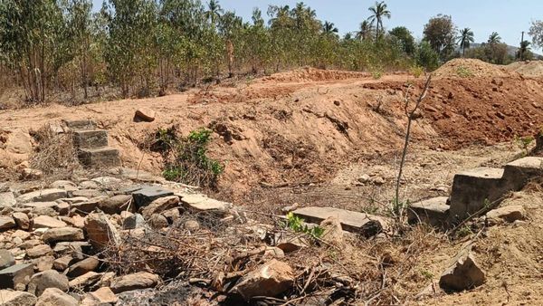 ರಾಜಕಾಲುವೆ ಒತ್ತುವರಿ: ಚೆಕ್ ಡ್ಯಾಮ್ ಮುಚ್ಚಿ ಭೂಮಿ ಸಮತಟ್ಟು ತಡೆಯಲು ಗುಡಿಬಂಡೆ ಗ್ರಾಮಸ್ಥರ ಪಟ್ಟು