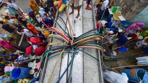 Water crisis in Bengaluru: ಕೈಗಾರಿಕೆಗಳಿಗೂ ಬಿಡದ ನೀರಿನ ಬಿಕ್ಕಟ್ಟು, ಉದ್ಯೋಗಿಗಳಿಗೆ ನೀರು ಪೂರೈಸಲು ಹೆಣಗಾಟ!