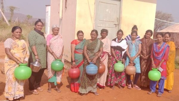 ಗುಂಡ್ಲುಪೇಟೆ: ತಿಂಗಳಾದರೂ ಕುಡಿಯಲು ನೀರಿಲ್ಲ ಎಂದು ಖಾಲಿ ಕೊಡ ಹಿಡಿದು ಪ್ರತಿಭಟನೆ