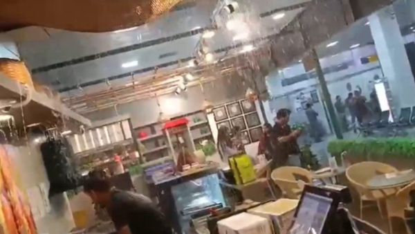 Heavy Rain: ರಣಭೀಕರ ಮಳೆಯಿಂದ ಈ ವಿಮಾನ ನಿಲ್ದಾಣದೊಳಗೆ ಸೀಲಿಂಗ್‌ ಕುಸಿತ, ವಿಡಿಯೋ ಇಲ್ಲಿದೆ ನೋಡಿ