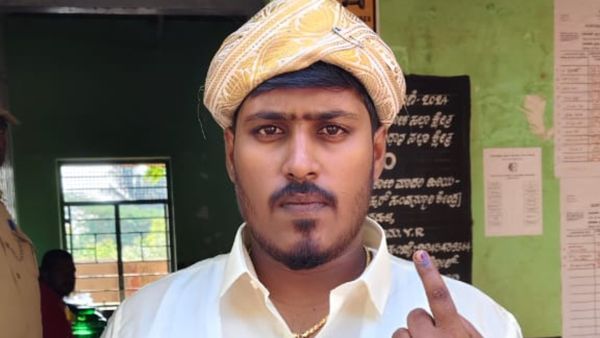 ಮತದಾನ ಮೊದಲು ನಂತರ ಮದುವೆ: ಓಡಿ ಬಂದು ಮತ ಹಾಕಿದ ವರ-ವಧು