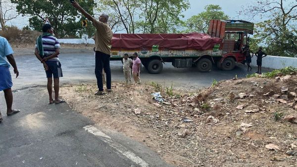 ಚಾರ್ಮಾಡಿ ಘಾಟಿಯಲ್ಲಿ ಕೆಟ್ಟುನಿಂತ 12 ಚಕ್ರದ ಲಾರಿ-ಮುಂದಾಗಿದ್ದೇನು ಗೊತ್ತಾ?
