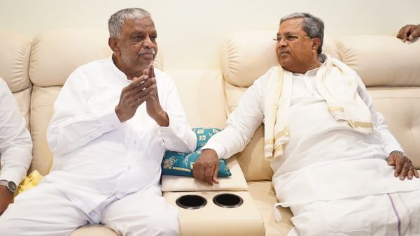 ರಾಜಕೀಯ ಬದ್ಧ ವೈರಿ ಶ್ರೀನಿವಾಸ ಪ್ರಸಾದ್ ಮನೆಗೆ ಸಿದ್ದರಾಮಯ್ಯ ಭೇಟಿ: ಇದರ ಹಿಂದಿನ ತಂತ್ರವೇನು?