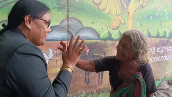 ದಾವಣಗೆರೆ: ಸೇತುವೆಯಡಿ ವಾಸಿಸುತ್ತಿದ್ದ ವಯೋವೃದ್ಧೆಗೆ ನೆರವಾಗಿ ಮಾನವೀಯಯೆ ಮೆರೆದ ಜಡ್ಜ್.!