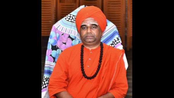 Dingaleshwar Swamiji: ಪೀಠವೋ... ಚುನಾವಣೆಯೋ... ದಿಂಗಾಲೇಶ್ವರ ಸ್ವಾಮೀಜಿ ಮುಂದೆ ಆಯ್ಕೆಯಿಟ್ಟ ಭಕ್ತರು!