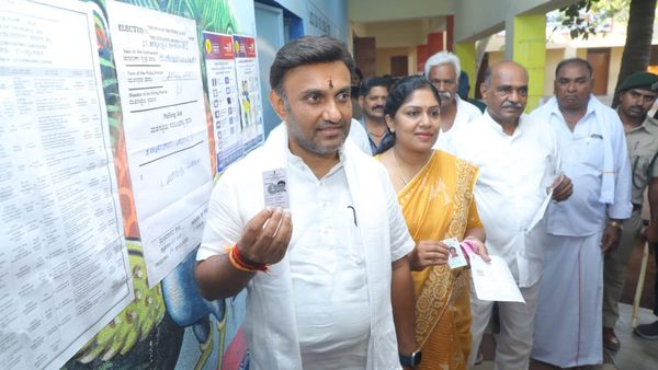 ಚಿಕ್ಕಬಳ್ಳಾಪುರ ಕ್ಷೇತ್ರದಲ್ಲಿ ಡಾ.ಕೆ.ಸುಧಾಕರ್ ಅವರಿಂದ ಮತದಾನ