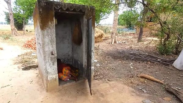 Heartbreaking Incident: ಈ ಅಜ್ಜಿಗೆ ಒಂದು ವರ್ಷದಿಂದ ಶೌಚಾಲಯವೇ ಮನೆ....