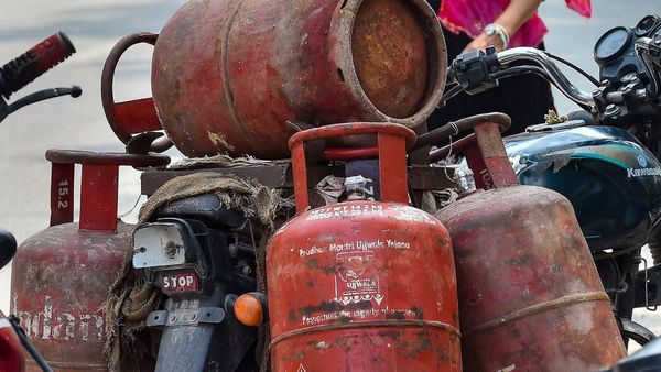 LPG Cylinder Subsidy: 12 ಸಿಲಿಂಡರ್‌ಗಳ ಮೇಲೆ ಸಿಗುವ 300 ರೂ. ಸಬ್ಸಿಡಿ ಪಡೆಯುವುದು ಹೇಗೆ?