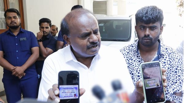 ಆ ವ್ಯಕ್ತಿ ರಾತ್ರೋರಾತ್ರಿ ಕದ್ದುಮುಚ್ಚಿ 10 ಸಾವಿರ ಗಿಫ್ಟ್ ಕೂಪನ್ ಹಂಚುತ್ತಿದ್ದಾರೆ: ಕುಮಾರಸ್ವಾಮಿ ಹೀಗೆ ಹೇಳಿದ್ದು ಯಾರಿಗೆ?