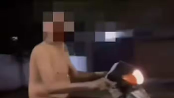 ದ್ವಿಚಕ್ರ ವಾಹನದಲ್ಲಿ ಬೆತ್ತಲೆಯಾಗಿ ಸಂಚರಿಸಿದ ಮದ್ಯಪಾನಿ: ಸಹ ಪ್ರಯಾಣಿಕರು ಶಾಕ್!- ವಿಡಿಯೋ ವೈರಲ್