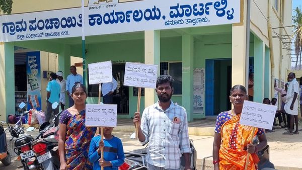 ಹನೂರು: ಮತದಾರರ ಪಟ್ಟಿಯಲ್ಲಿ ಹೆಸರಿಲ್ಲವೆಂದು ಬೀದಿಗಿಳಿದ ವ್ಯಕ್ತಿ