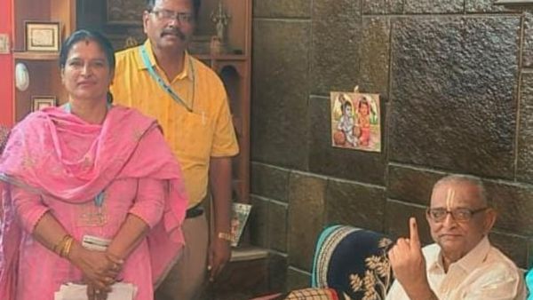 Vote from Home: ಬೆಂಗಳೂರಲ್ಲಿ ಎರಡೇ ದಿನದಲ್ಲಿ ಮನೆಯಿಂದ ಮತದಾನ ಬಹುತೇಕ ಪೂರ್ಣ: ಎಷ್ಟಾಗಿದೆ? ವಿವರ