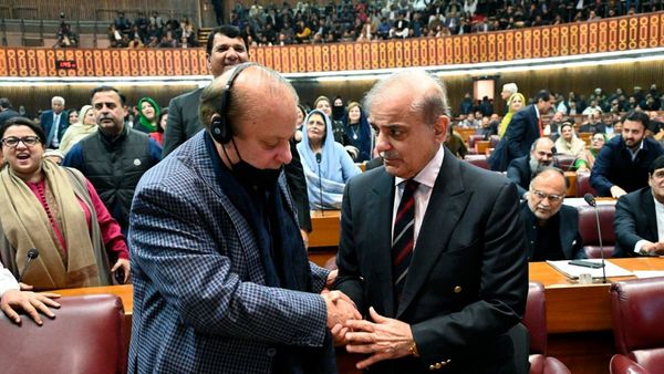 ಬದುಕಬೇಕು ಅಂದ್ರೆ ಭಾರತದ ಕಾಲು ಹಿಡಿಯಬೇಕು ಪಾಕಿಸ್ತಾನ!