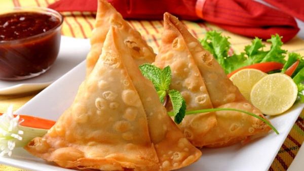 Condom in Samosa: ಸಮೋಸಾ ಪ್ರಿಯರೇ ಎಚ್ಚರ! ಸಮೋಸಾದಲ್ಲಿ ಕಾಂಡೋಮ್, ಕಲ್ಲು, ತಂಬಾಕು, ಗುಟ್ಕಾ ಪತ್ತೆ!