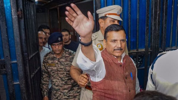 ತಿಹಾರ್ ಜೈಲಿನಿಂದ ಹೊರಬಂದ ಎಎಪಿ ನಾಯಕ ಸಂಜಯ್ ಸಿಂಗ್