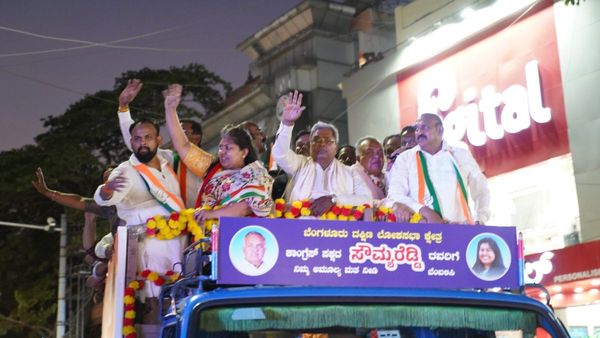 ಸೌಮ್ಯ ರೆಡ್ಡಿ ಪರ ಸಿದ್ದರಾಮಯ್ಯ ಪ್ರಚಾರ: ತೆರೆದ ವಾಹನದಲ್ಲಿ ಭರ್ಜರಿ ರೋಡ್ ಶೋ