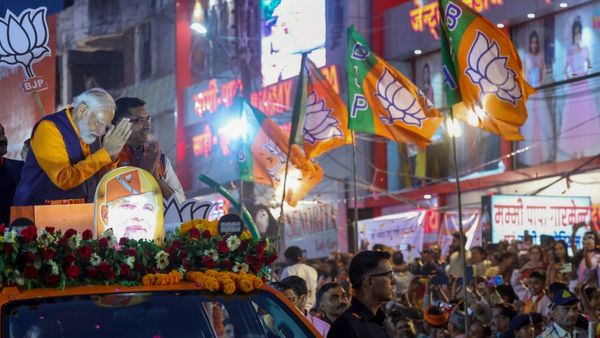 ಪ್ರಧಾನಿ ಮೋದಿ ರೋಡ್‌ ಶೋ ವೇಳೆ ಕುಸಿದ ವೇದಿಕೆ; ಏಳು ಮಂದಿಗೆ ಗಾಯ