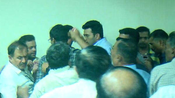 ತೇಜಸ್ವಿ ಸೂರ್ಯ ಸಭೆಯಲ್ಲಿ ಭಾರೀ ಆಕ್ರೋಶ: ಸಿಟ್ಟಿಗೆದ್ದು ಹೊರನಡೆದ ಸಂಸದ, ಕೈಕೈ ಮಿಲಾಯಿಸಲು ಮುಂದಾದ ಬಸವನಗುಡಿ ಶಾಸಕ