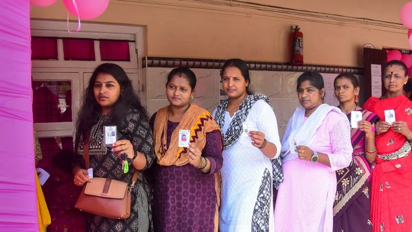 Women voters: ರಾಜ್ಯದ 17 ಲೋಕಸಭಾ ಕ್ಷೇತ್ರಗಳಲ್ಲಿ ಮಹಿಳೆಯರದ್ದೇ ಪಾರುಪತ್ಯ!