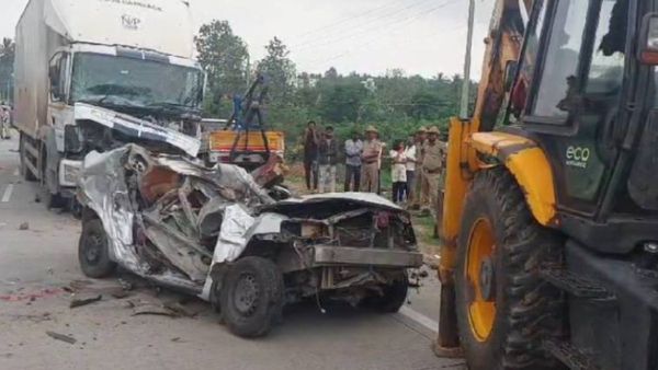 ಬೆಳ್ಳಂಬೆಳಗ್ಗೆ ಭೀಕರ ಅಪಘಾತ: ಚಿಕ್ಕಬಳ್ಳಾಪುರದ ಆರು ಮಂದಿ ಸ್ಥಳದಲ್ಲೇ ಸಾವು