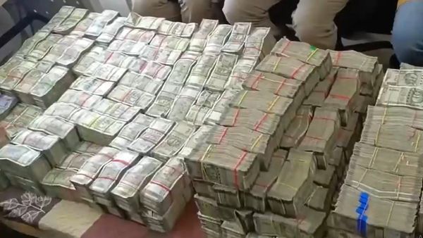 ವಿಡಿಯೋ: ಆಂಧ್ರದಲ್ಲಿ ವಾಹನ ಪಲ್ಟಿ, ಏಳು ಬಾಕ್ಸ್‌ನಲ್ಲಿ 7 ಕೋಟಿ ಪತ್ತೆ