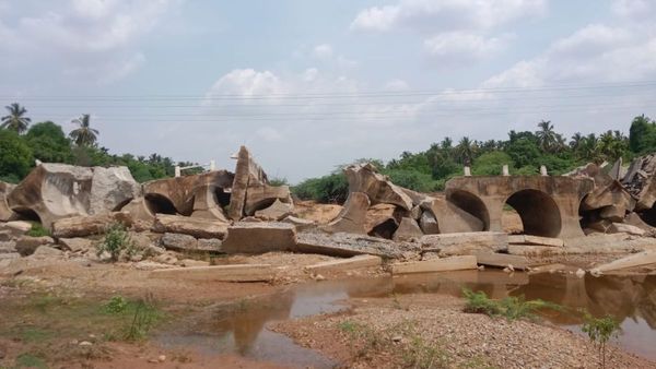 ಎರಡು ವರ್ಷ ಕಳೆದರೂ ನಿರ್ಮಾಣವಾಗದ ಮ್ಯಾದನಹೊಳೆ-ಸಮುದ್ರದಹಳ್ಳಿ ಸೇತುವೆ-ಹತ್ತಾರು ಹಳ್ಳಿಗಳ ಜನರಿಗೆ ತಪ್ಪದ ಪೀಕಲಾಟ