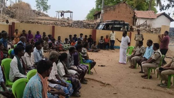 ಚಾಮಾರಾಜನಗರ: ಮತಗಟ್ಟೆ ಧ್ವಂಸ ಊರು ತೊರೆದು ಕಾಡು ಸೇರಿದ್ದ ಜನರನ್ನು ನಾಡಿಗೆ ಕರೆತಂದ‌ ಜಿಲ್ಲಾಡಳಿತ