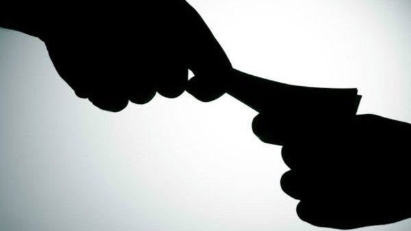 ₹4,00,000 ಲಂಚ ಸ್ವೀಕರಿಸುವ ವೇಳೆ ಚಿತ್ರದುರ್ಗ ಬಯಲು ಸೀಮೆಯ ಅಭಿವೃದ್ಧಿ ಮಂಡಳಿ ಕಾರ್ಯದರ್ಶಿ ಲೋಕಾಯುಕ್ತ ಬಲೆಗೆ