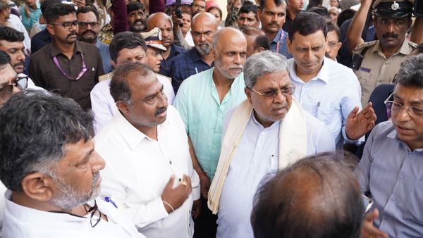 ಒಣಗಿದ ಮರ ಯಾಕೆ ಬಿಟ್ಕೊಂಡಿದ್ದೀರಿ. ಅನಾಹುತ ಆಗ್ಲಿ ಅಂತನಾ: ಅಧಿಕಾರಿಗಳಿಗೆ ಸಿದ್ದರಾಮಯ್ಯ ಖಡಕ್​ ಕ್ಲಾಸ್