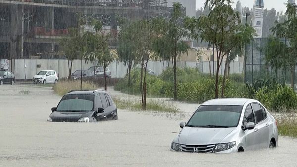 ಧಾರಾಕಾರ ಮಳೆ: ವಿಮಾನ ಹಾರಾಟ ರದ್ದು, ಶಾಲೆಗಳಿಗೆ ರಜೆ